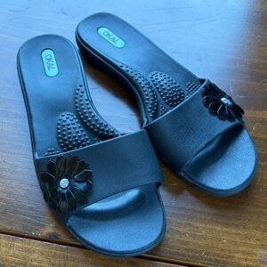 Oka B Sandals Black Flip Flops Flower Accent - M